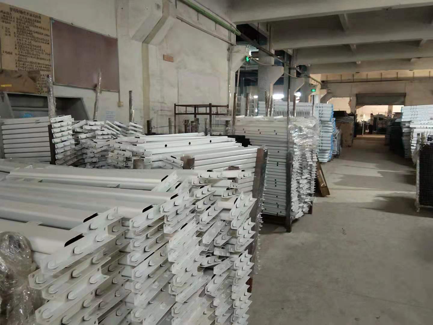 鐵架床是用鐵床板好還是木床板好？