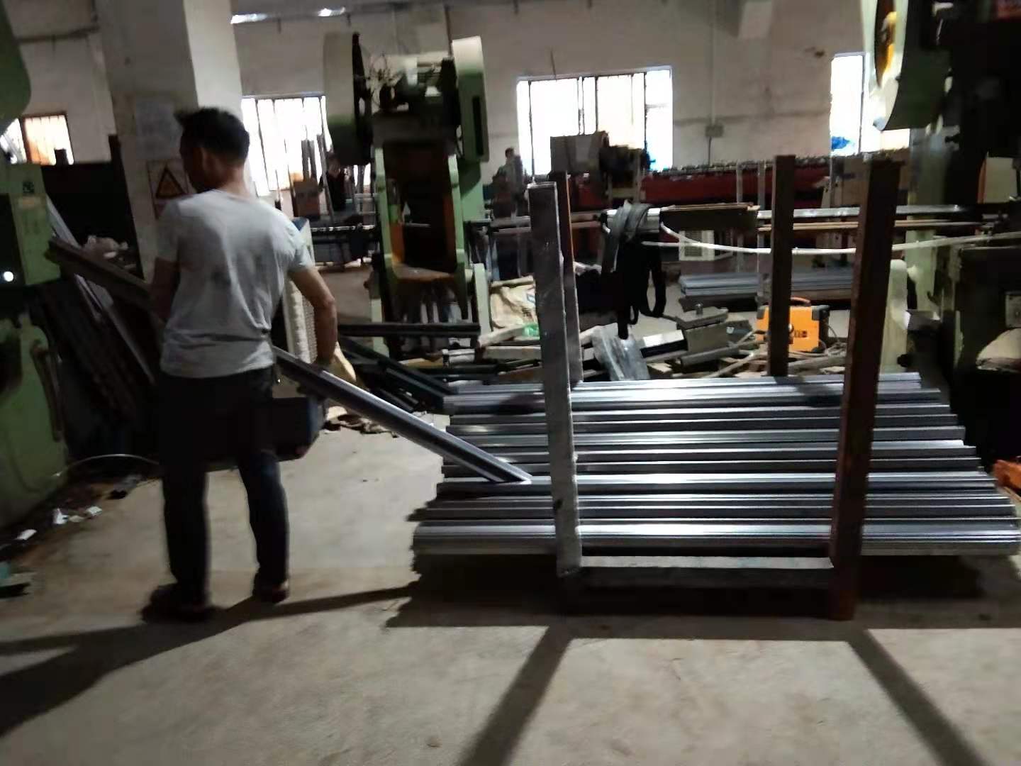 上下鋪鐵床用什么材料做的好？